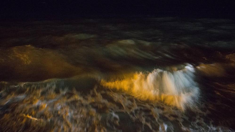 La llegada de las lanchas en la noche se incrementa debido a los operativos de las Fuerzas Armadas durante el día. Así evitan las capturas pero ponen en riesgo la vida de los refugiados que no saben nadar y deben llegar a la orilla. Foto: Esteban Vanegas