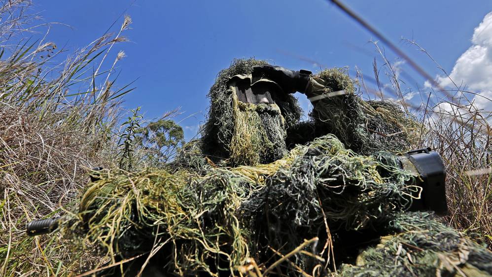 El traje guillie fue diseñado hace tres siglos por los cazadores en Escocia. Hoy se emplea para las tareas de camuflaje, acercamiento profundo y evasión /Henry Agudelo.