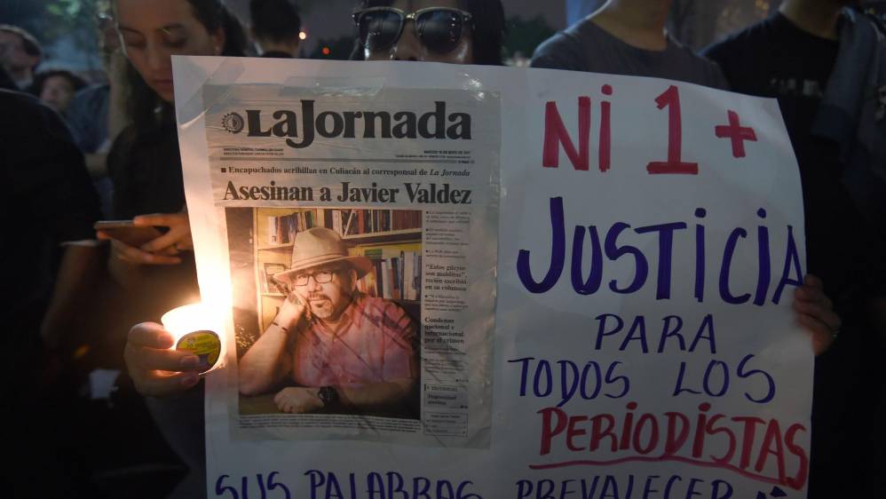 “Al matar un periodista se acuchilla la democracia”, “No se mata la verdad, matando a periodistas”, señalaron algunas de las pancartas. FOTO AFP