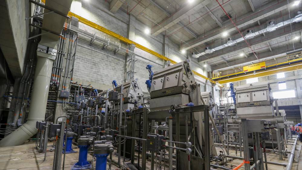 El agua pasa por unas celdas de 8 milímetros de espesor donde se retira gran cantidad de sedimento. Foto: Robinson Sáenz