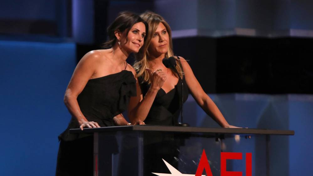 Courteney Cox y Jennifer Aniston estuvieron en la gala. Foto cortesía de E! Entertainment Latin America tomada por Randall Michelson