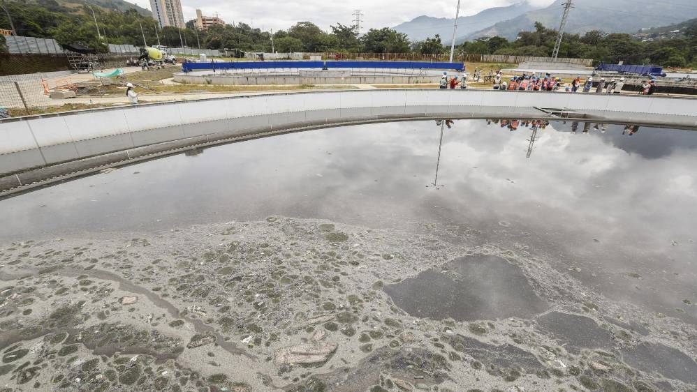 Aquí el agua pasa por el último proceso de tratamiento antes de ser llevada al río Medellín. Foto: Robinson Sáenz