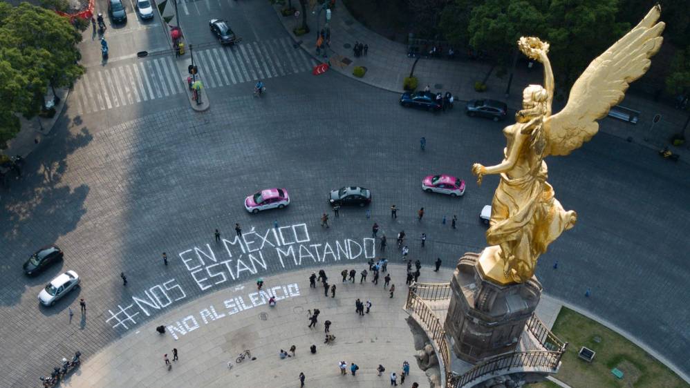 #Nos están matando” y “No al silencio” fueron los mensajes que lanzaron periodistas frente al monumento del Ángel de la Independencia de la Ciudad de México. FOTO AFP