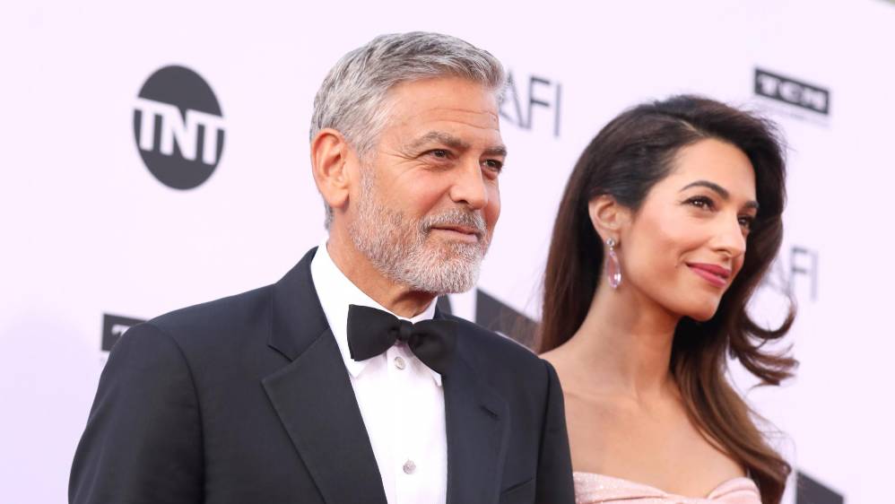 El actor llegó con su esposa Amal. Foto cortesía de E! Entertainment Latin America tomada por Randall Michelson