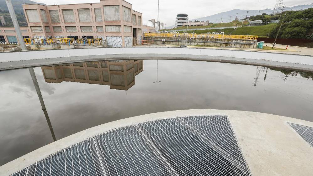 Aquí el agua pasa por el último proceso de tratamiento antes de ser llevada al río Medellín. Foto: Robinson Sáenz