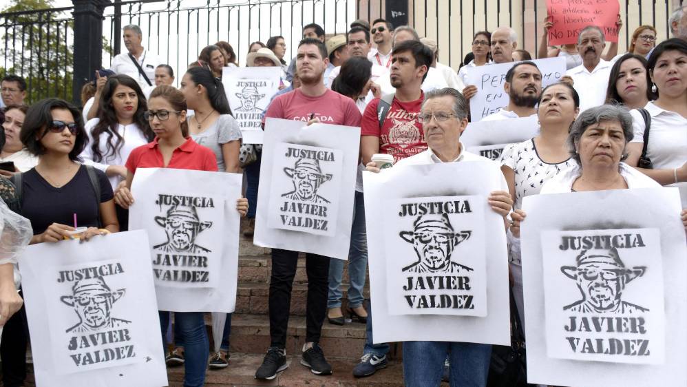 Varios medios de comunicación realizaron un paro digital de 24 horas, mientras que los periodistas salieron a las calles para manifestarse. FOTO EFE