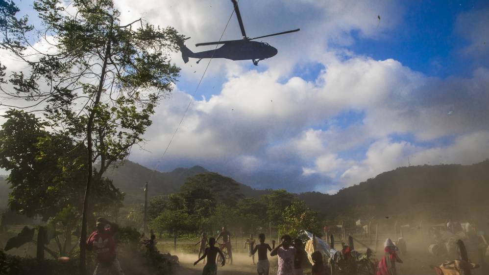 Un helicóptero de la Fuerza Aérea colombiana aterriza en Capurganá durante un operativo conjunto con la Armada y la Policía para capturar a los refugiados que tratan de huir hacia la selva. Foto: Esteban Vanegas