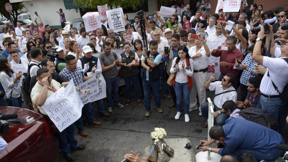 Javeir Valdez, de 50 años, fue acribillado cerca de las oficinas de Ríodoce, el semanario que fundó en 2003. FOTO EFE
