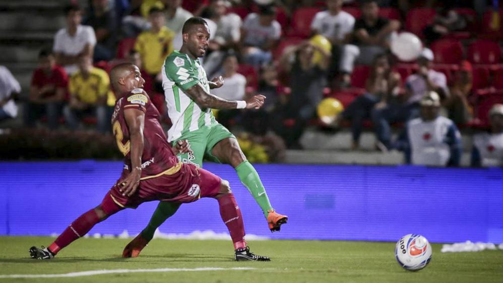 Una genialidad del atacante Dayro Moreno le dio la ventaja al verde este miércoles 1-0 ante el Tolima en la ciudad de Ibagué. Foto: Luisa González, Colprensa