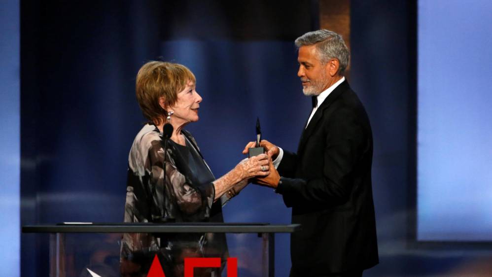 Shirley MacLaine le entregó el premio a Clooney. FOTO Reuters