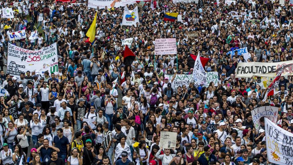 Marcha de estudiantes universitarios en defensa de la educación pública