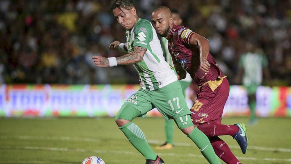 Una genialidad del atacante Dayro Moreno le dio la ventaja al verde este miércoles 1-0 ante el Tolima en la ciudad de Ibagué. Foto: Luisa González, Colprensa