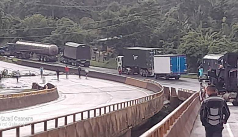 Transportadores de carga solicitaron al Gobierno desbloquear la vía al puerto de Buenaventura. FOTO cortesía