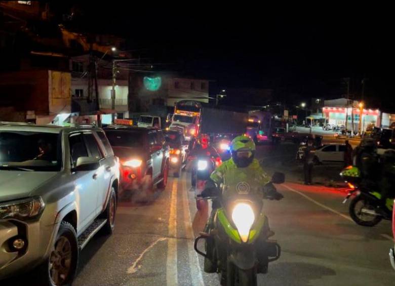 La Policía y el Ejército escoltaron la caravana de vehículos que no pudo pasar por las vías del Bajo Cauca por los desmanes. FOTO: CORTESÍA
