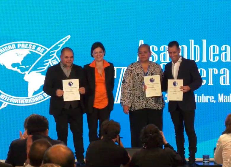 Javier Macías y Manuel Saldarriaga reciben el Premio a la Excelencia por la cobertura de noticias del viaje de los migrantes por el Tapón del Darién. FOTO: CAPTURA DE VIDEO