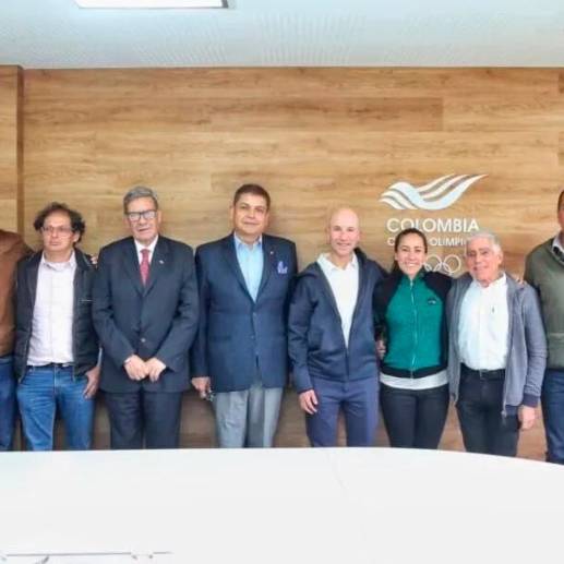 En la reunión para la oficialización del nuevo entrenador nacional del equipo colombiano de BMX estuvo presente Mariana Pajón. FOTO COC