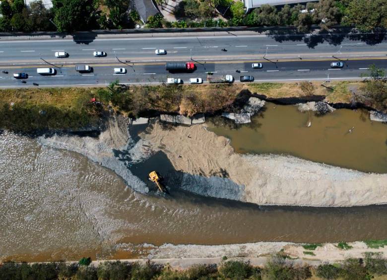 Zona afectada por el hueco está en el costado izquierdo de la Regional, en sentido sur-norte, paralelo a los talleres del metro, en Bello. FOTO cortesía