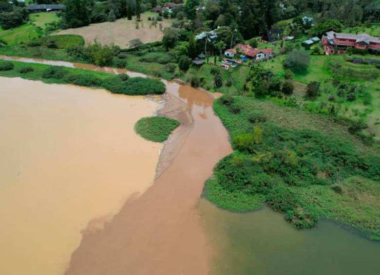 La línea que evidencia la mala calidad de las aguas que ingresan al embalse está plenamente marcada. FOTO: RICARDO PLATA