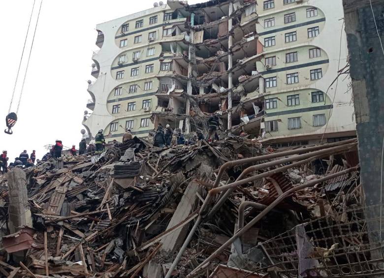 El terremoto que ocurrió en la madrugada de este lunes en Turquía es el más grande que se registra en ese país desde el de 1939. FOTO: EFE 