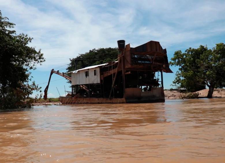 Enormes dragas tipo brasileño se multiplicaron en el Bajo Cauca. FOTO: CORTESÍA