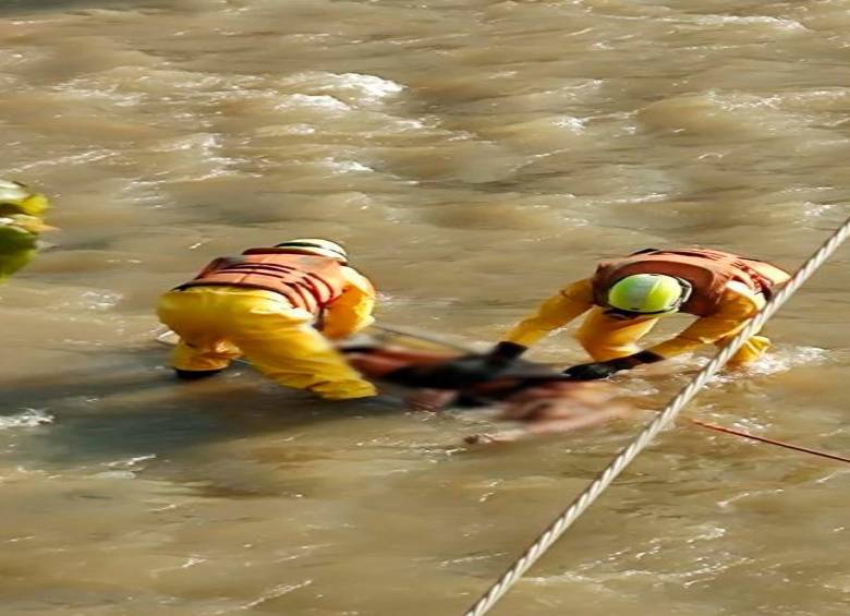 Este fue el momento de la recuperación del cuerpo por parte de los bomberos. FOTO: CORTESÍA