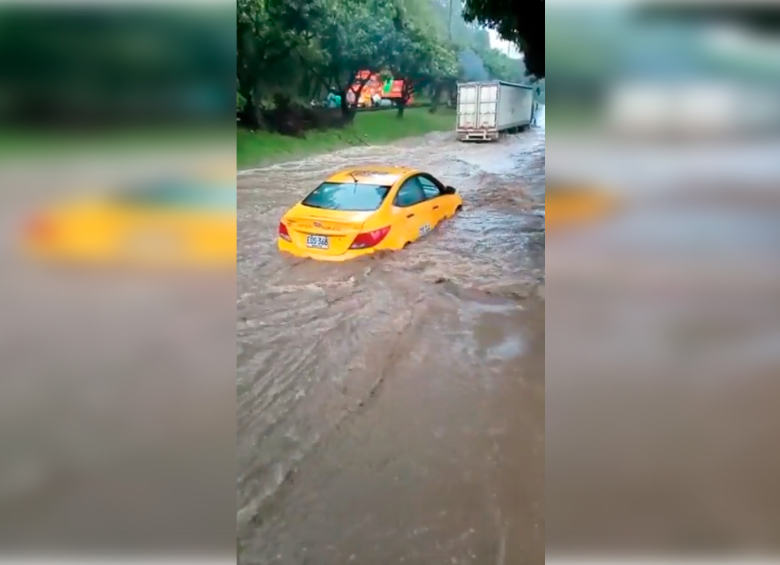 En la carrera 65, a la altura de la Universidad Nacional, un taxi quedó atrapado a causa de las inundaciones. FOTO: CORTESÍA GUARDIANES ANTIOQUIA