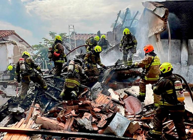 Las partes de la aeronave aún permanecen en la zona ante los problemas estructurales originados por el accidente. FOTO: CORTESÍA-ALCALDÍA DE MEDELLÍN