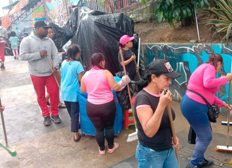 Con una masiva concurrencia, habitantes y comerciantes de la comuna 13 hicieron el aseo del Graffitour. FOTOS: CORTESÍA