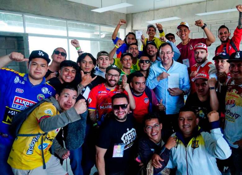 Los líderes de las barras que hacen parte de la entidad se han reunido con representantes del gobierno como el ministro del Interior, Alfonso Prada. FOTO: TOMADA DEL TWITTER DE @BarrasPor