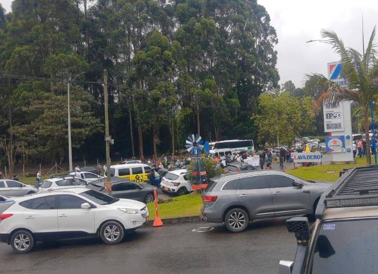El bloqueo afectó a los viajeros que tenían programadas sus salidas por el terminal aéreo. FOTO: Cortesía Denuncias Antioquia.