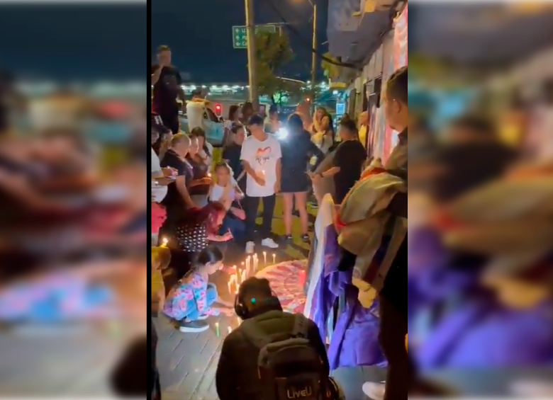 La velatón tuvo lugar en el barrio San Pedro, cerca de la casa de la víctima. FOTO: Cortesía 