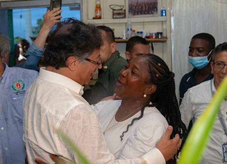 El presidente Gustavo Petro y Genoveva Palacios, una vendedora de chance de Quibdó, se reunieron en esa capital el jueves. FOTO: Presidencia 