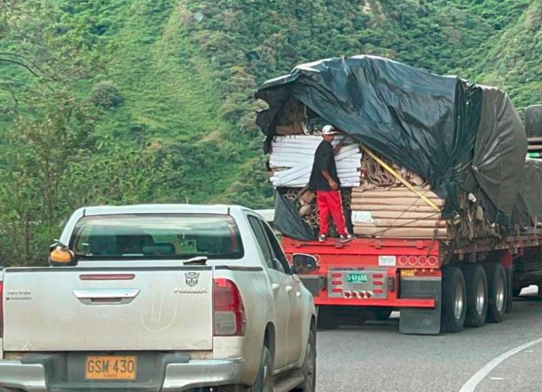Los migrantes regresan de Necoclí al interior de Colombia en tractomulas porque no tienen cómo pagarse un pasaje. FOTO: CORTESÍA HANNS SEIDEL
