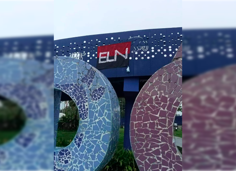 Bandera del Eln instalada en el parque principal de Yondó, Antioquia. FOTO: Cortesía 