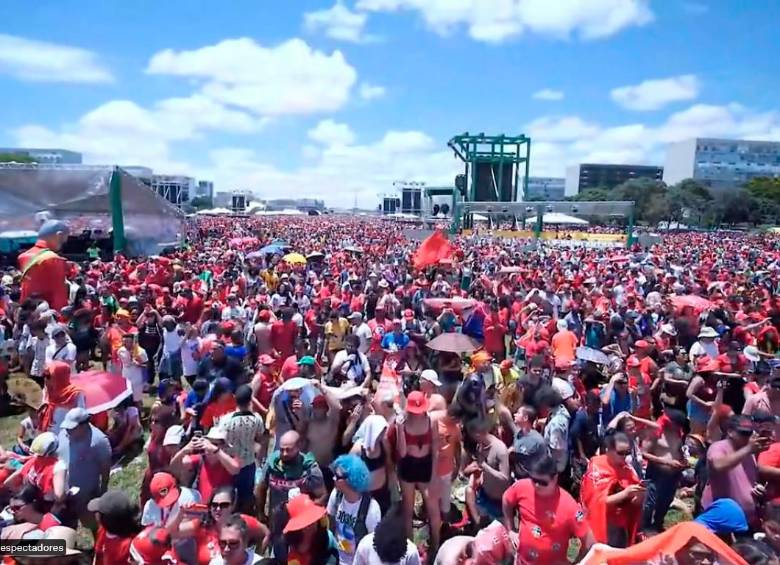Los simpatizantes de Luis Inacio Lula da Silva comenzaron a congregarse desde temprano en las calles de Brasilia. FOTO: Cortesía.