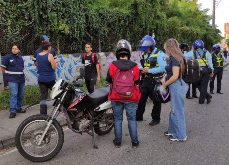 Agentes de transito en Medellín realizando la inspección de los documentos. FOTO: Secretaria de Movilidad