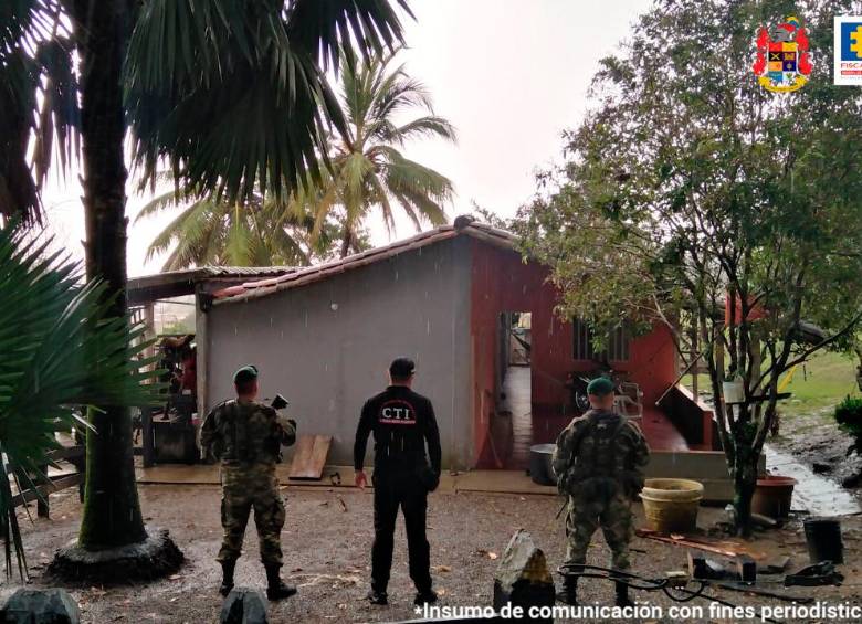 Hombres del Ejército y la Policía durante la incautación de las enormes propiedades.