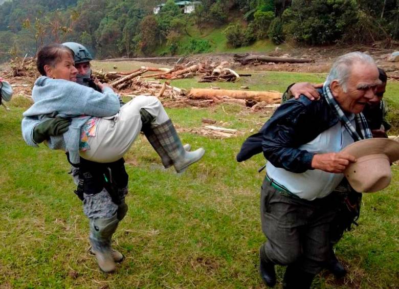 Los campesinos fueron trasladados al casco urbano de Jardín donde recibieron atención médica. FOTO: CORTESÍA FAC