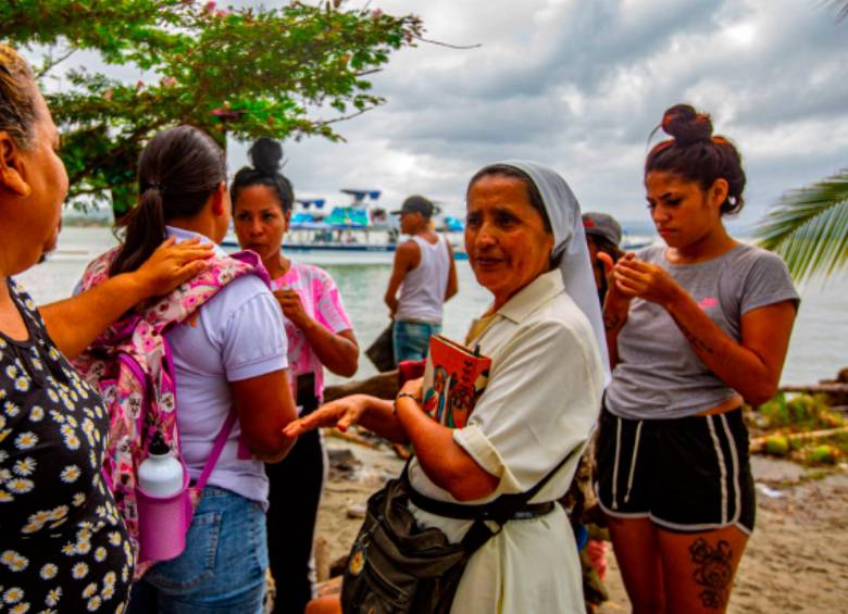 Las hermanas recorren, todos los días, las playas de Necoclí en busca de los migrantes que necesitan ayuda. FOTO WILLIAM SANTAMARÍA