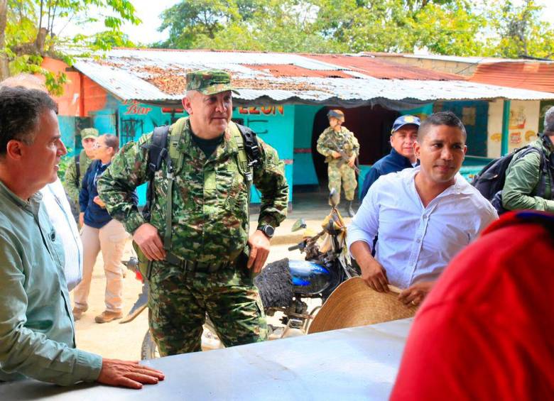 Autoridades nacionales y departamentales recorrieron Puerto López para conocer, de primera mano, la situación que allí se ha estado viviendo. FOTO: CORTESÍA GOBERNACIÓN DE ANTIOQUIA