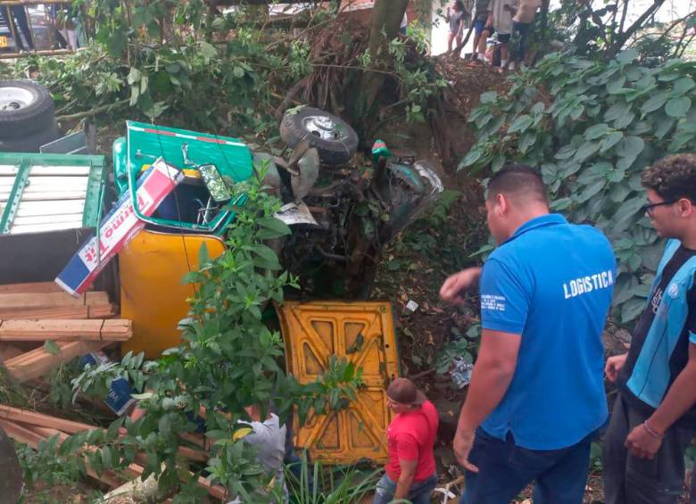 La camión rodó por una loma y terminó volcado en el fondo de una quebrada. FOTO CORTESÍA DENUNCIAS ANTIOQUIA