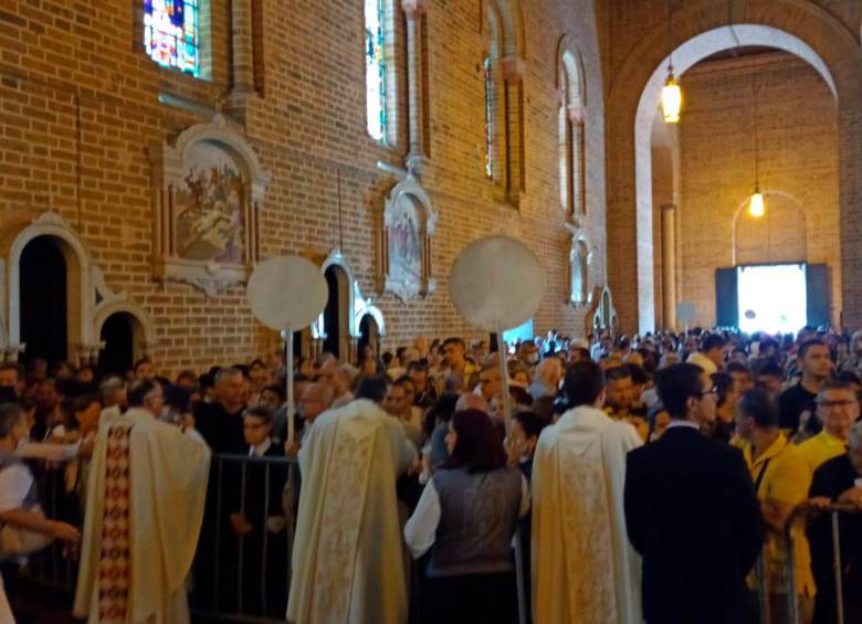 Momento de la comunión en la ceremonia de beatificación de la madre María Berenice Duque. FOTO: MIGUEL OSORIO