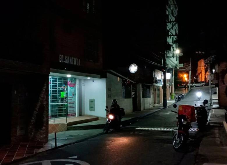 En el quinto piso de este edificio fue baleado un presunto delincuente a manos de un agente del CTI de la Fiscalía que iba a ser víctima del hurto de su apartamento. FOTO: CORTESÍA