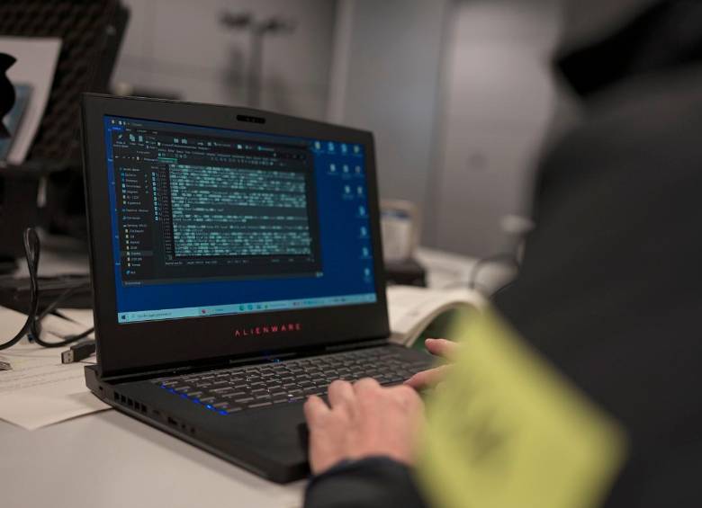 La Unidad de Delitos Informáticos de los Mossos d’Esquadra, la Policía de Cataluña, encontró 60 gigas de material pornográfico en una cámara y dos celulares del sospechoso. FOTO cortesía mossos