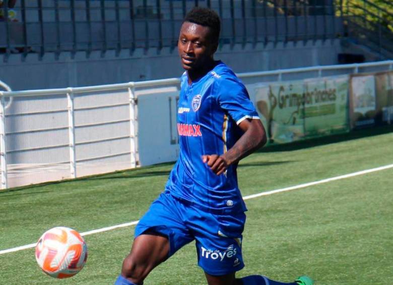 Marlos Moreno con el uniforme del Troyes francés. FOTO @estac_officiel