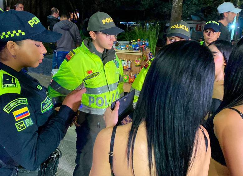 Autoridades se tomaron anoche el Parque Lleras de El Poblado. FOTO cortesía