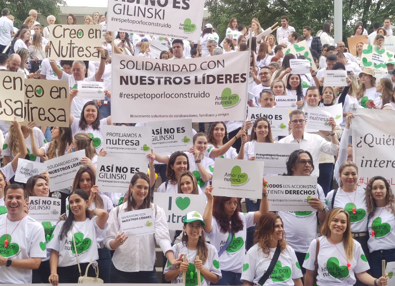 Cientos de empleados de Nutresa y Sura protestan en contra de la toma hostil de Gilinski. FOTO: Julio César Herrera