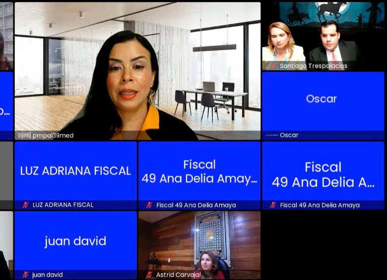 La jueza 39 (imagen principal), los indiciados y sus defensores, la representante del Ministerio Público y la fiscal están presentes en la audiencia. FOTO: CAPTURA DE PANTALLA