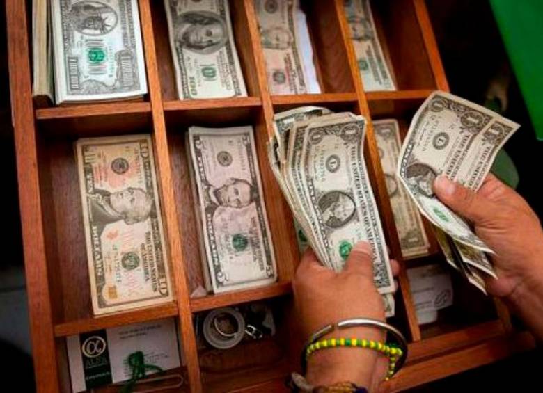 Aunque los pronósticos frente al precio del dólar cada vez duran menos por la volatilidad natural de la divisa, para lo que resta de la semana los analistas proyectan que se cotizará a $4.721 en promedio. FOTO Colprensa