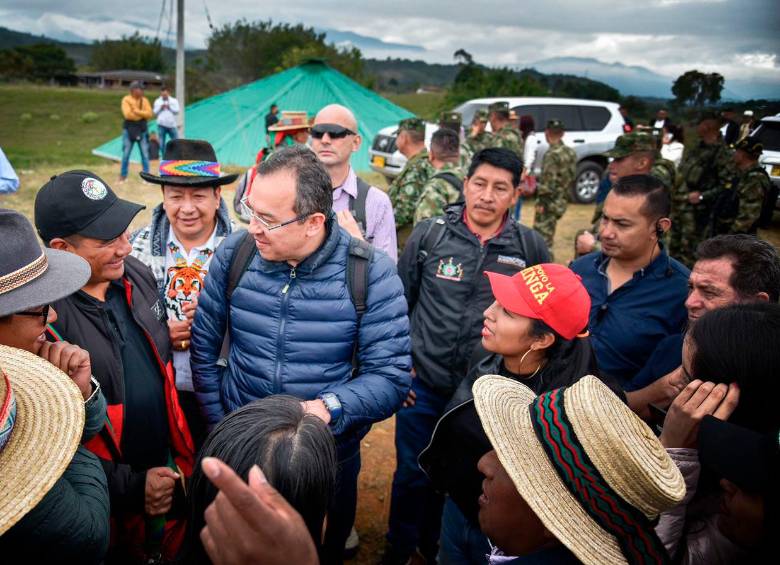 Los habitantes de Caldono recibieron a la delegación del Gobierno y el Congreso en espera de aumentar la protección de los líderes sociales de la región. FOTO TOMADA DE TWITTER